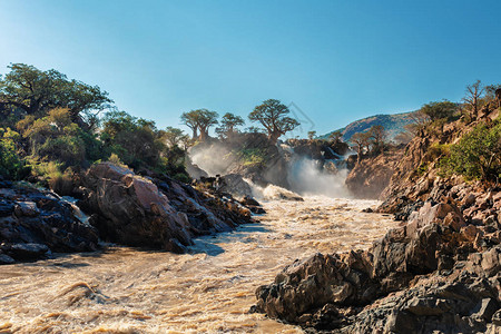 Falls在纳米比亚北部和安哥拉南部边境的Kunene河图片