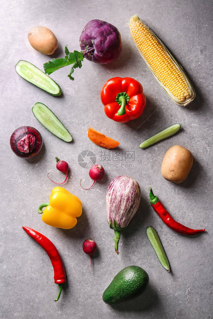 灰色背景中各种蔬菜的平铺组合物图片