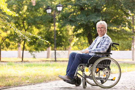 户外轮椅上的快乐老人图片