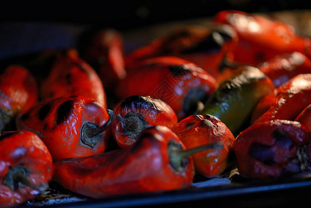 在烤箱的红色鲜美辣椒图片