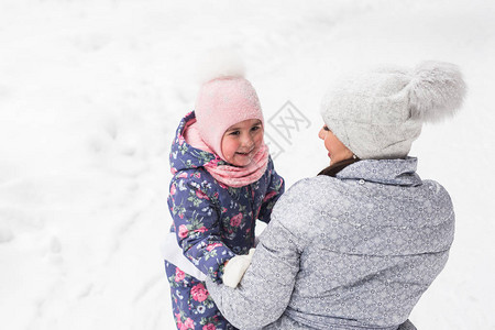 家庭儿童和自然概念年轻母亲在冬季公图片