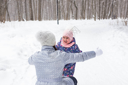 家庭儿童和自然概念带女儿的母亲在冬季图片