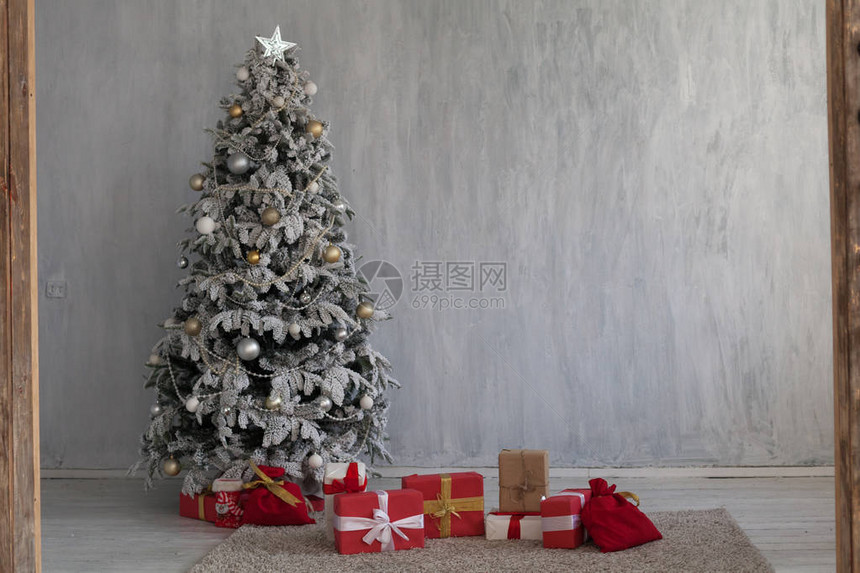 带礼物的圣诞装饰圣诞树图片