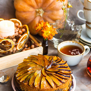 梅子蛋糕在秋季装饰中装饰着李子片图片
