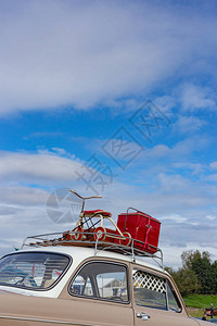 在德国南部乡下乘三轮车在屋顶图片