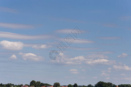 夏季的云团和卷云在德国农村有蓝天空和背景图片