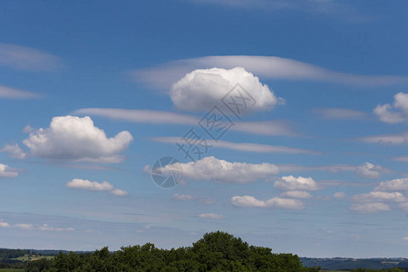 夏季的云团和卷云在德国农村有蓝天空和图片