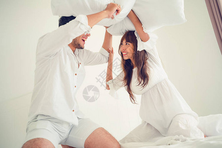 情侣抱枕打架背景图片