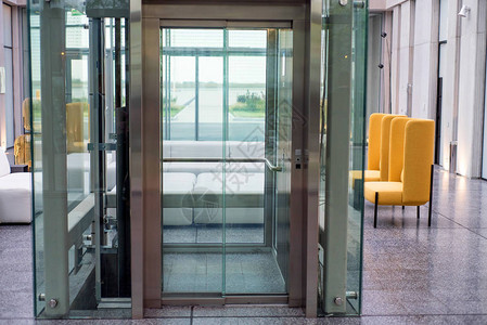 现代电梯的紧闭商业大楼内有透明门图片