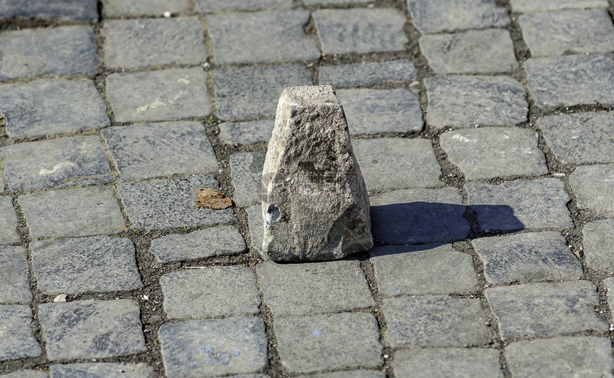 罗马街道上典型的石碑Sanpipetrini路面图片