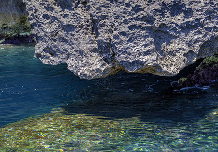 莱奥卡海一个海洞穴的落岩悬崖图片