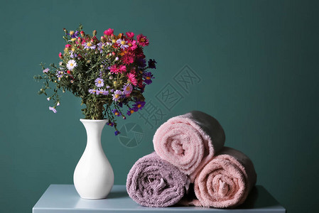 整洁的毛巾和花瓶桌上图片