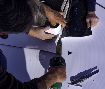 工人用剪刀切割和焊接热图片