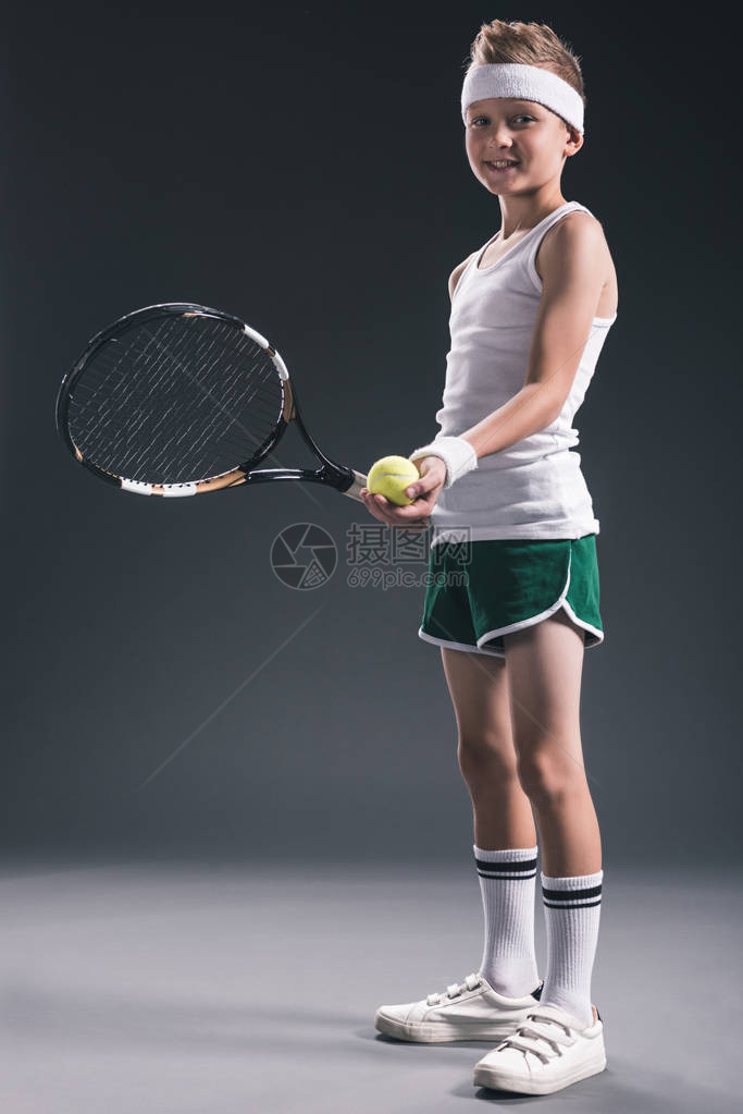 带着网球拍打和黑暗背景的球在运动服图片