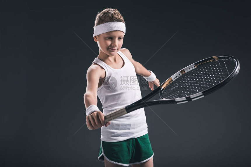 身穿运动服和深底网球拍图片