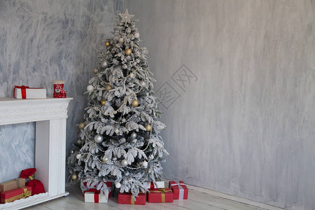 带圣诞树和圣诞礼物的室内房间内图片