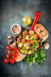 土制牛肉炖牛肉加土豆胡萝卜和草药的袋状谷菜图片