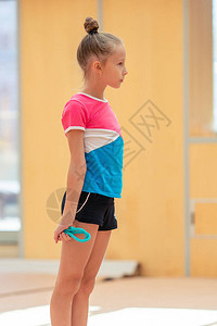 参加节奏体操运动的适中运动小女生图片