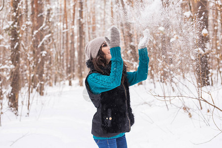 季节休闲和人的概念年轻女快乐在冬图片