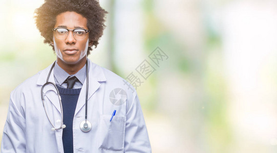 非裔美国人的医生长于孤立的背景图片