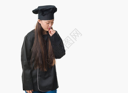 身穿主厨制服身着孤立背景的中华青年女子感到不舒服图片