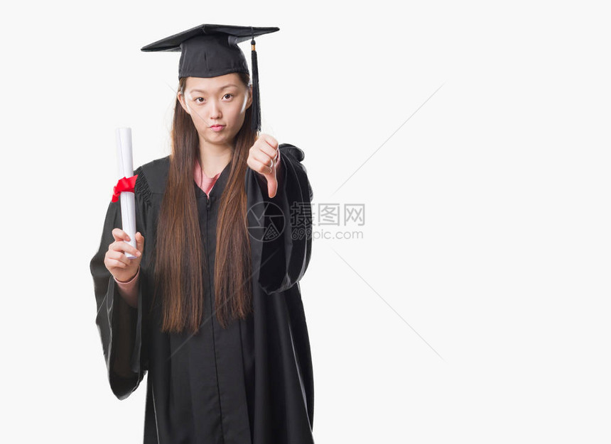 身着研究生制服的青年女子持有纸质学位图片