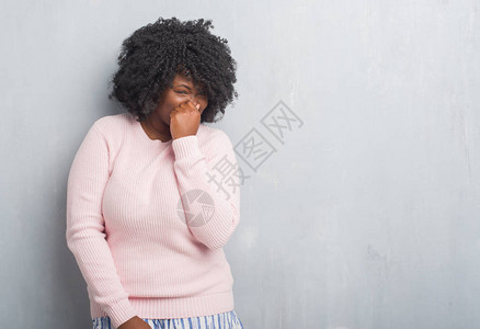 年轻的非洲裔美国大码女人穿着冬天的毛衣图片