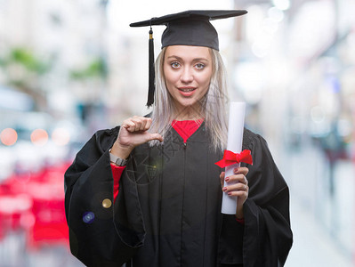 身着研究生制服的金发年轻女青年图片