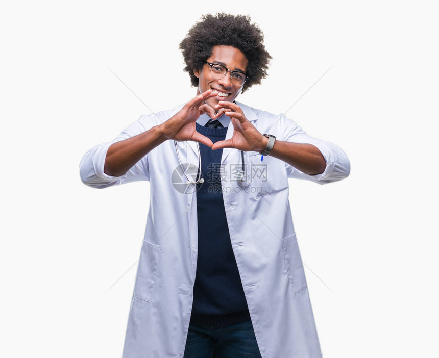 身处孤立背景的非裔美国医生在爱情中微笑图片