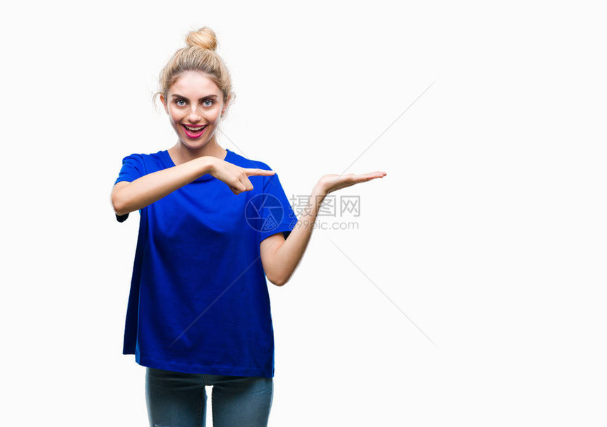 年轻美丽的金发蓝眼睛女人在孤立的背景上穿着蓝色T恤图片