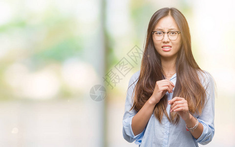 年轻的亚洲女商人在孤立的背景下戴着眼镜厌恶的表情图片