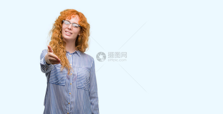 年轻红发女公交会的女士微笑着友好地握手作为问候和欢迎图片