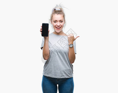 年轻的金发女子在孤立的背景上展示智能手机屏幕图片
