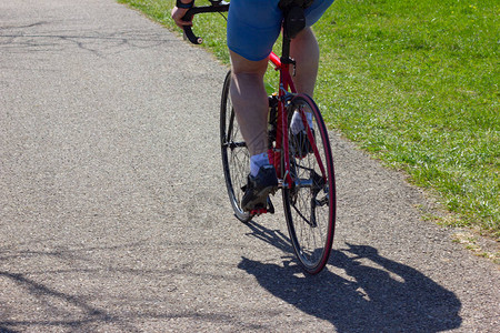 骑自行车的骑车者乘坐自行车在东面的风景度图片