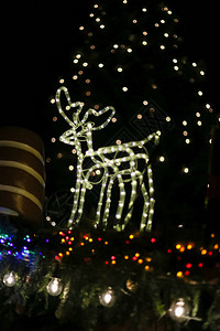 德国南部历史名城市场上的圣诞LED霓虹灯图片