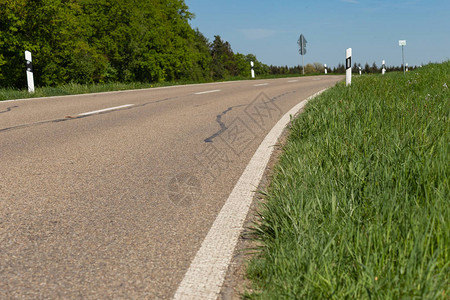 德国南部阳光蓝天假期的春天风景中的道路图片