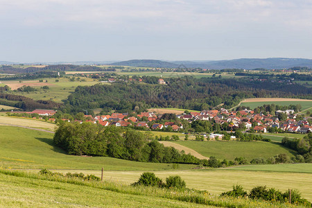 德国南部风景春天山村森林背景图片