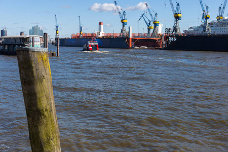 汉堡码头设施和舰船在漫步的征程中下午阳光明亮图片