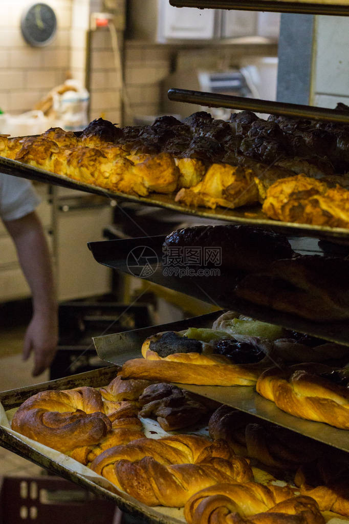 在德国南部的一家面包店用金棕色美味的烤箱图片