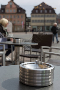 在南德一个美妙的春假下午抽着咖啡上灰背景图片
