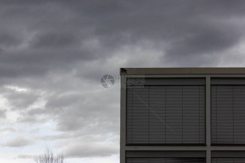 办公室大楼在东边春晚的雷暴云weatherbetwee图片