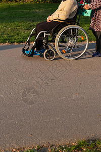 高龄夫妇和轮椅在南德部露天公园的户外公园春季历史城市阳图片