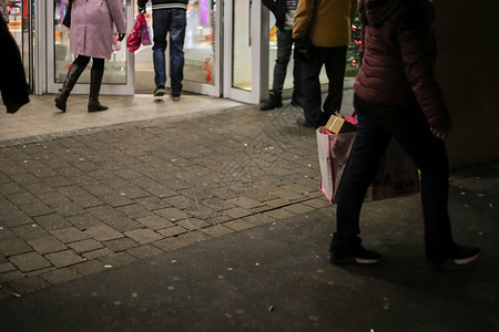 人们在12月的圣诞节购物中心购物在南德靠近慕尼黑市和Stut图片