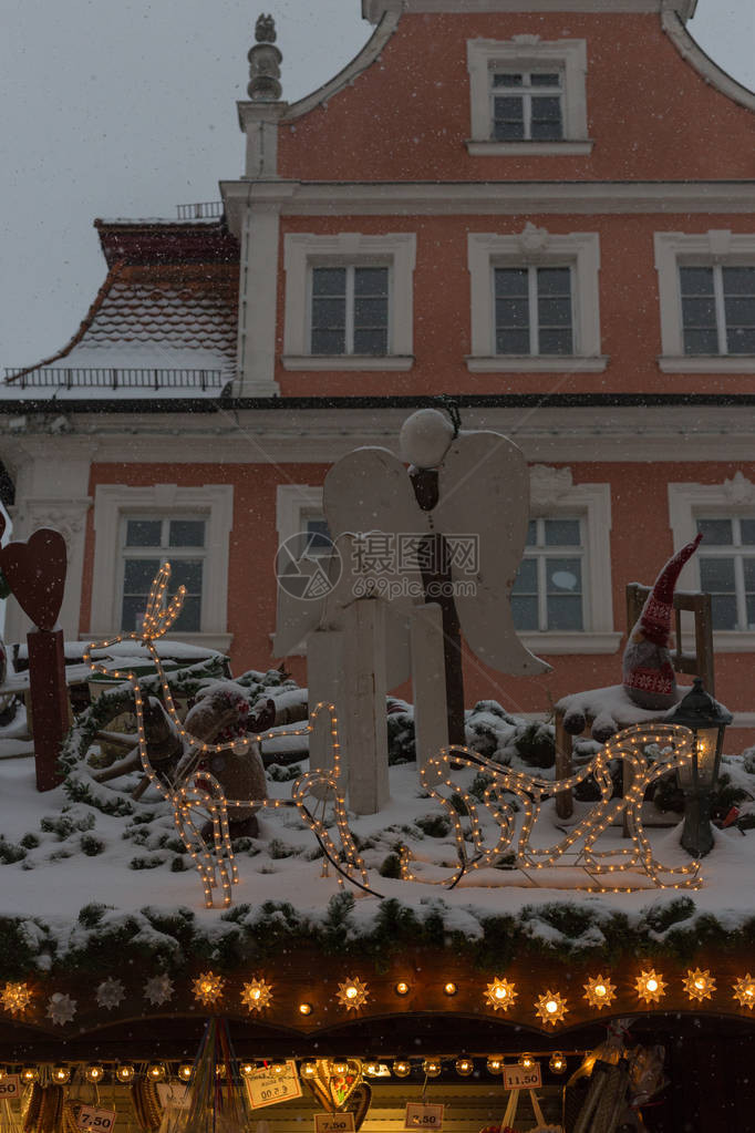 圣诞节市场降雪灯和装饰在南部城市穆尼奇附近的南德城历史市场图片