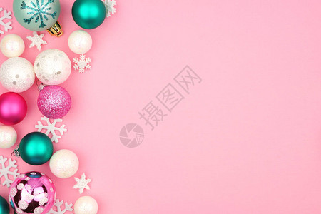 现代圣诞在浅粉红背景图片
