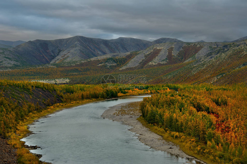 秋天的颜色是马加丹冷水河流图片
