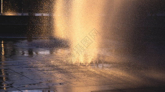 日落时街上的喷泉带有的水滴图片
