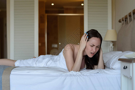女人在床上双手抱头痛偏头痛宿图片
