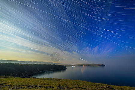 顺星节俄罗斯Baikal湖奥尔孔岛云和星在小海湾的月光之夜恒星的长轨背景