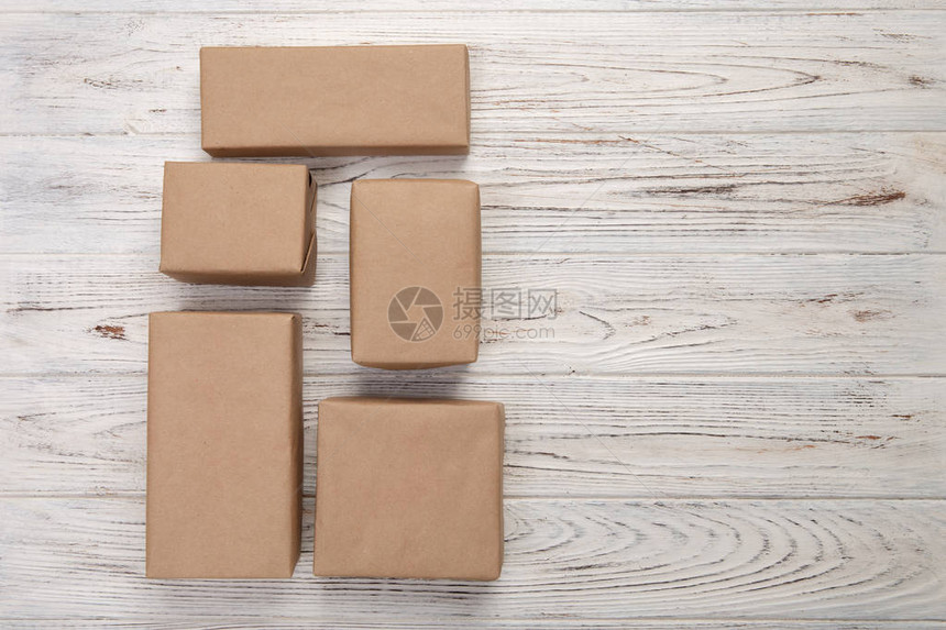 白木背景的纸板盒棕色邮图片